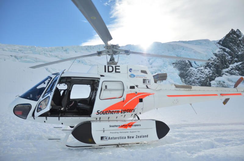 L'hélicoptère sur le glacier Tasman tout près du Mt Cook en Nouvelle-Zélande. 