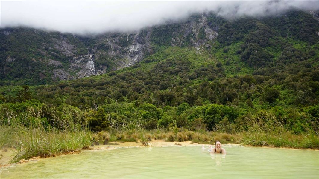 Femme qui se baigne dans une source d'eau chaude en Nouvelle-Zélande 