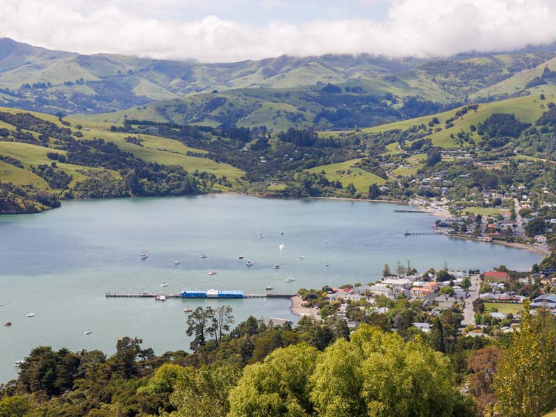 Vue sur les collines et la baie d'Akaroa en Nouvelle-Zélande