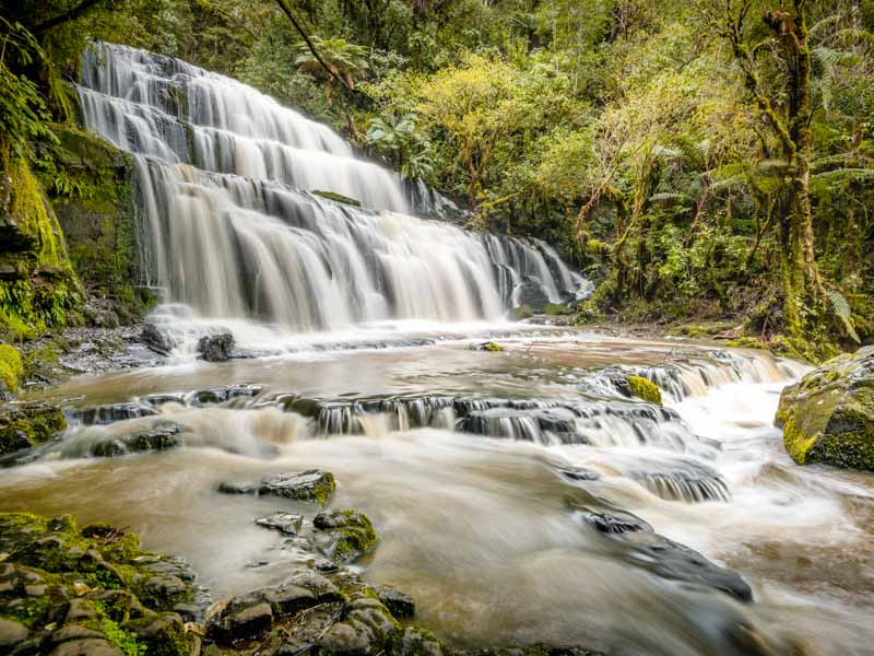 Cascade de Purakaunui dans la région des Catlins de Nouvelle-Zélande