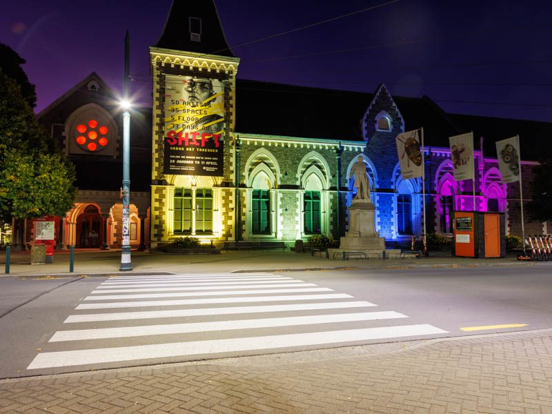 Vue extérieure du musée de Christchurch la nuit, en Nouvelle-Zélande