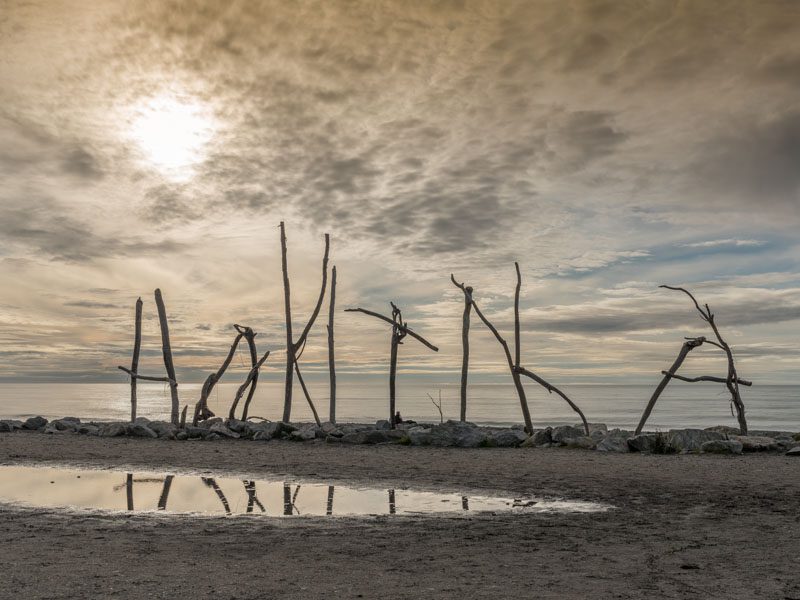 Branches de bois flotté mises en place pour écrire le nom de la ville d'Hokitika en Nouvelle-Zélande