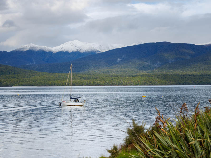 Un bateau sur le lac Te Anau en Nouvelle-Zélande