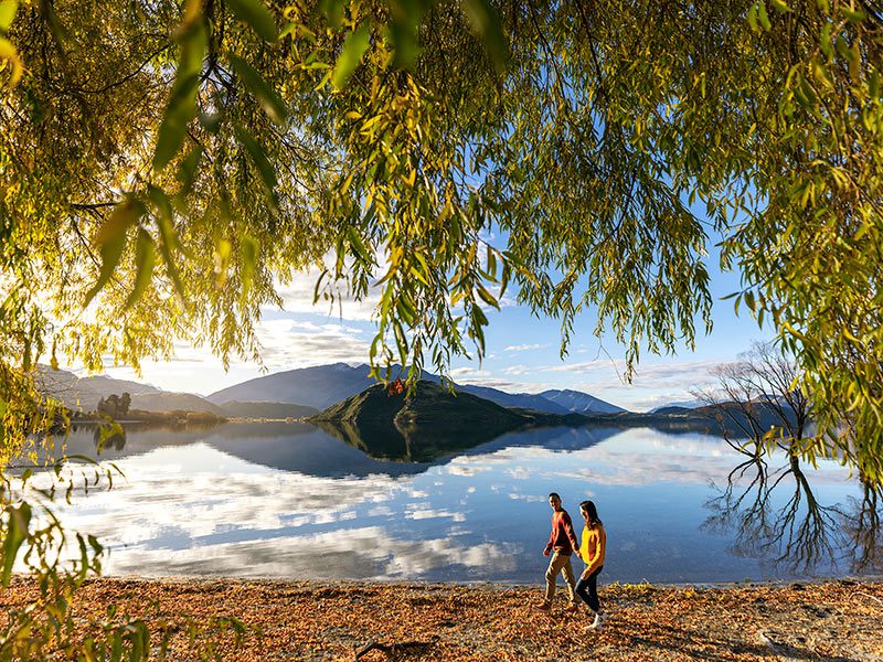 2 promeneurs sur les berges du lac Wanaka en Nouvelle-Zélande