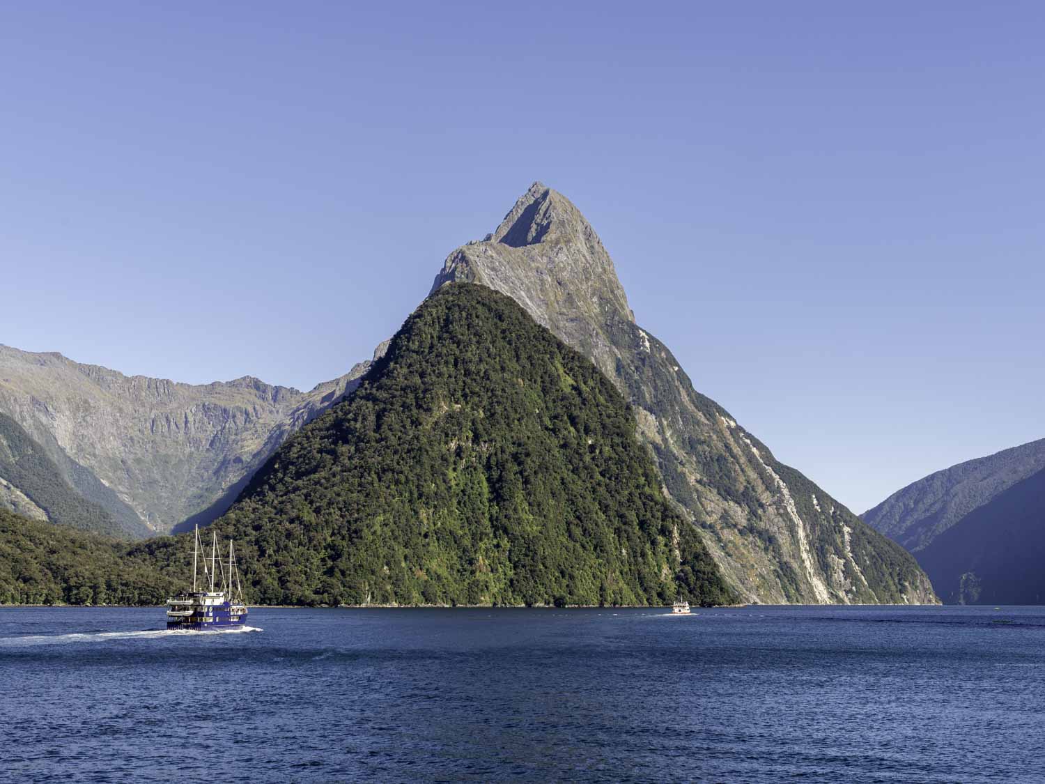 Bateau devant Mitre Peak à Milford Sound en Nouvelle-Zélande