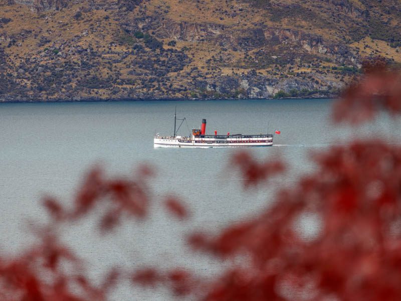 Le bateau à vapeur Earnslaw traverse le lac Wakatipu à Queenstown en Nouvelle-Zélande