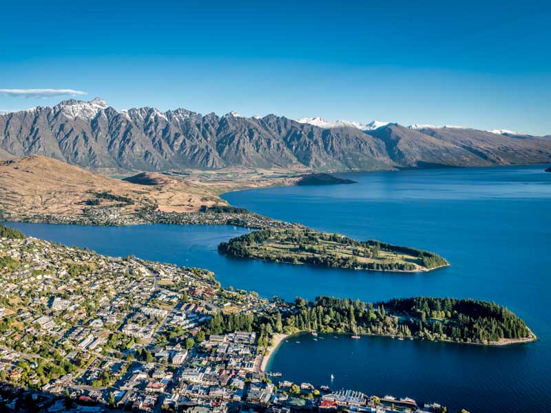 Vue aérienne de Queenstown et du lac Wakatipu en Nouvelle-Zélande