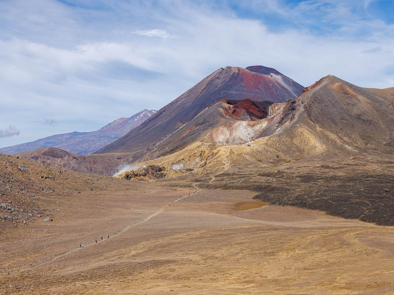 Randonneurs traversant le volcan de Tongariro