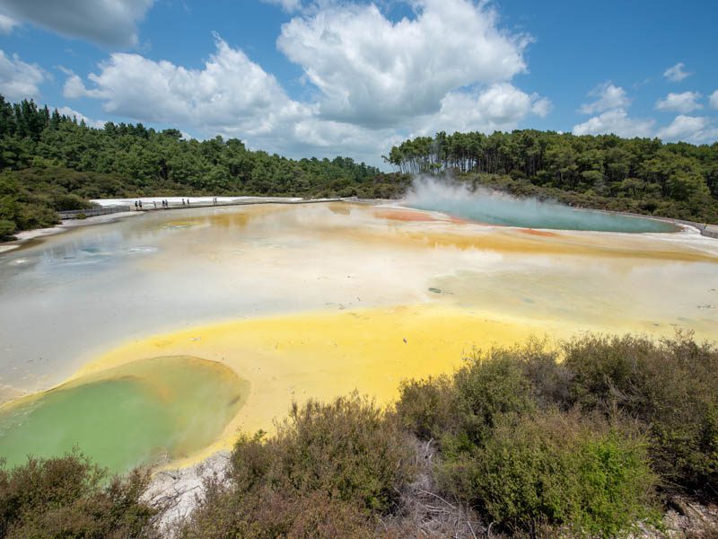 Lacs colorés de la réserve géothermique de Wai O Tapu en Nouvelle-Zélande