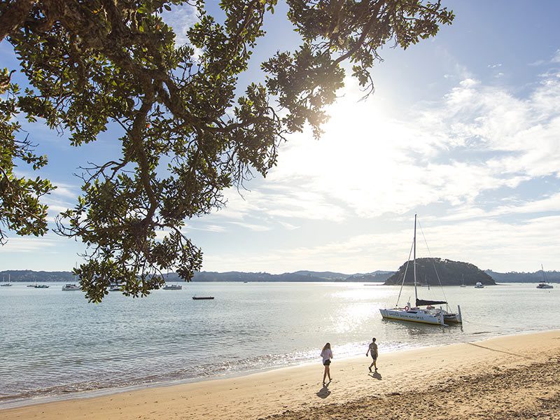 Promeneurs sur une plade de la Baie des Iles à Paihia en Nouvelle-Zélande