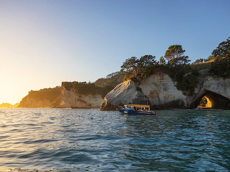 Cathedral Cove vue depuis un bateau en Nouvelle-Zélande