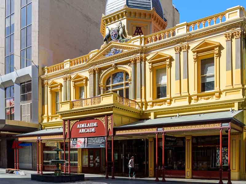 Un bâtiment historique jaune à Adelaide en Australie