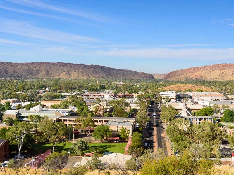 Vue d'Alice Springs et les collines environnantes en Australie