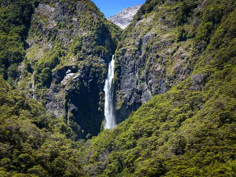 Vue de la cascade Devils Punchbowl dans le parc national Arthur's Pass en Nouvelle-Zélande