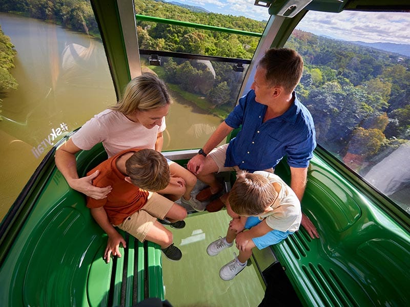 Une famille admire le paysage depuis le Skyrail à Cairns en Australie