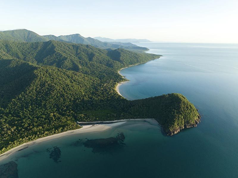 Vue aérienne d'une plage et de la forêt tropicale à Cape Tribulation en Australie