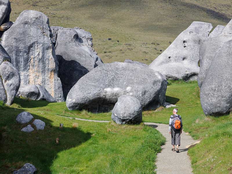 Promeneur entre les rochers de Castle Hill en Nouvelle-Zélande