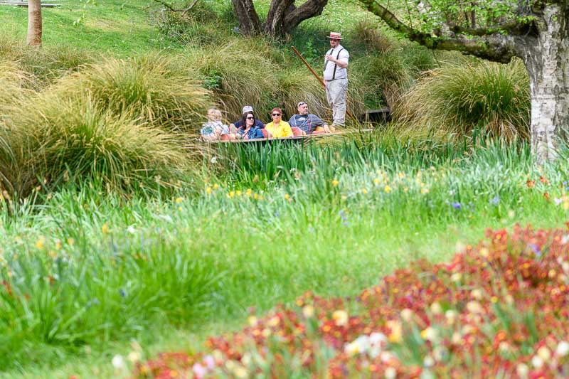 Groupe de touristes sur une gondole à Christchurch en Nouvelle-Zélande