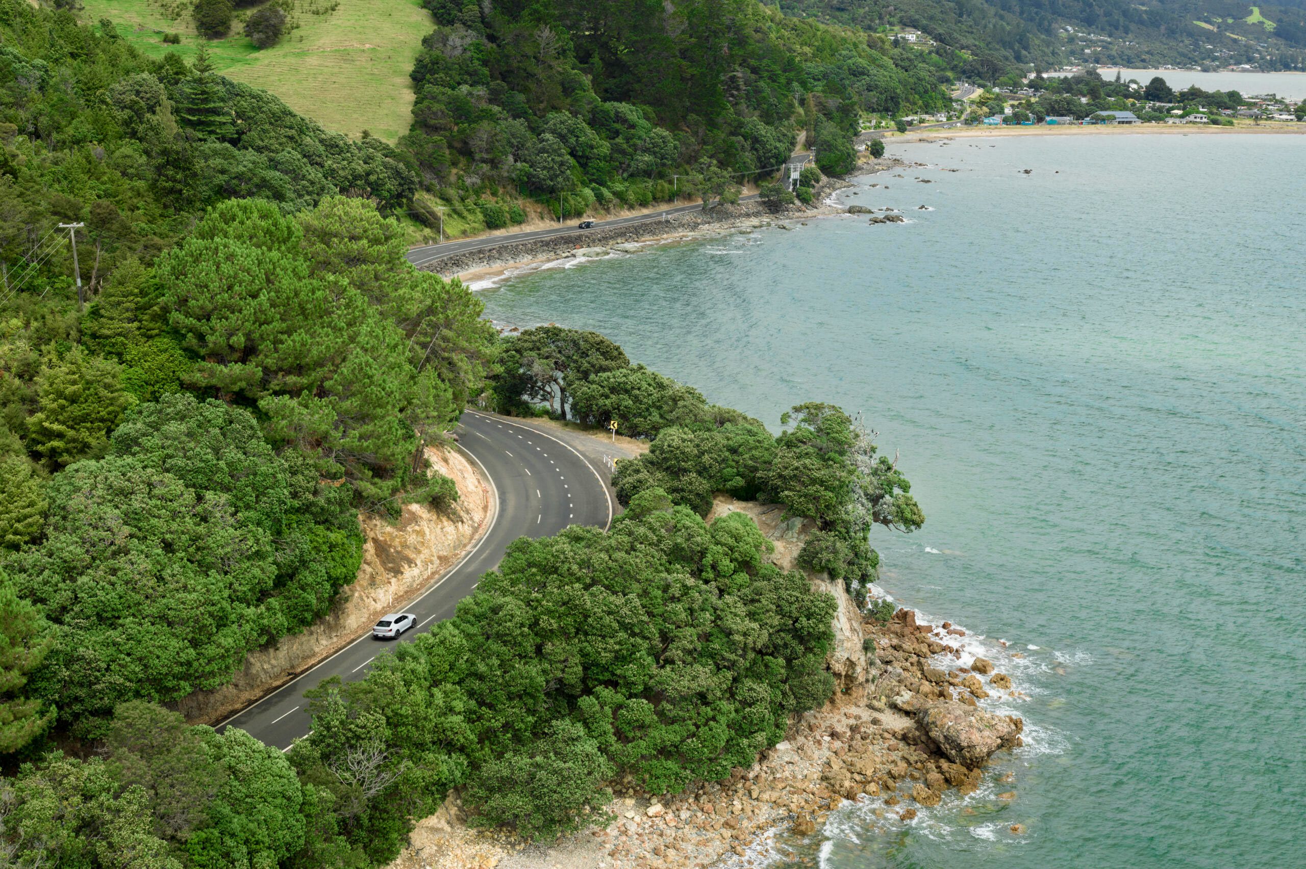 Vue aérienne d'une route sinueuse en bord de mer sur la péninsule de Coromandel en Nouvelle-Zélande