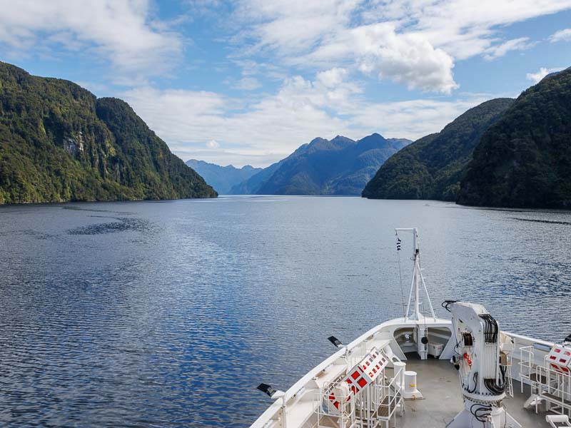 Proue de navire à l'entrée du fiord de Doubtful Sound en Nouvelle-Zélande