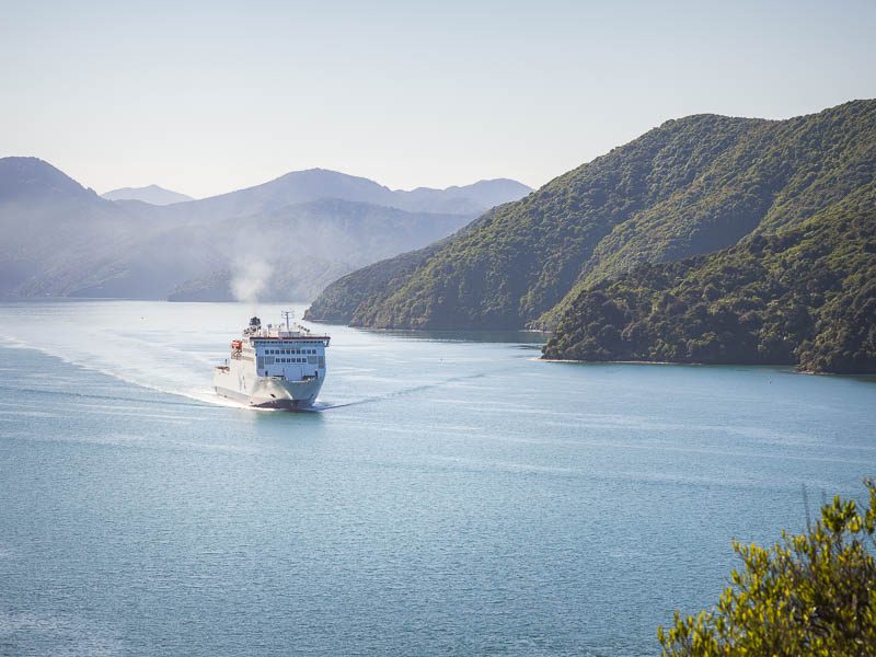 Ferry dans les Marlborough Sounds, près de Picton en Nouvelle-Zélande