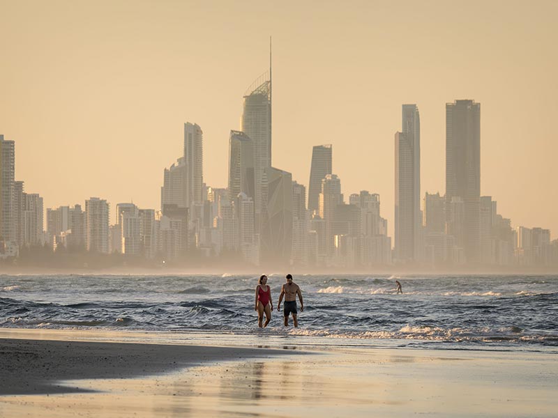 Deux baigneurs sur la plage de la Gold Coast au coucher du soleil en Australie