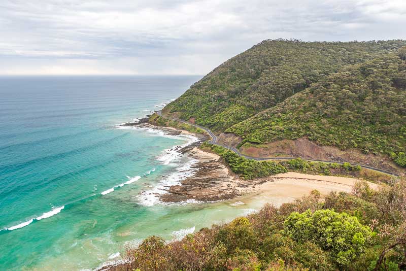 Sur sur la route sinueuse de Great Ocean Road en Australie