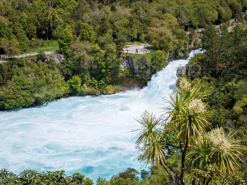 vue des Huka Falls avec le fleuve Waikato bleuté près de Taupo en Nouvelle-Zélande