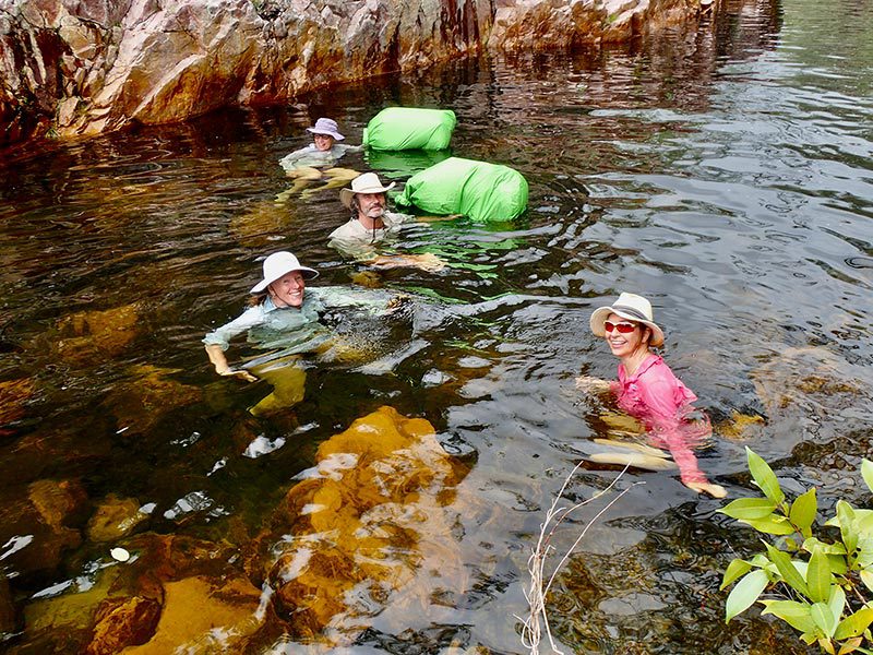 Groupe d'aventuriers dans une rivière dans le parc national de Litchfield en Australie