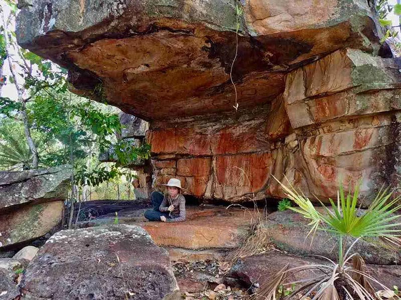 Voyageur sous un abris en roche dans le parc national de Litchfield en Australie