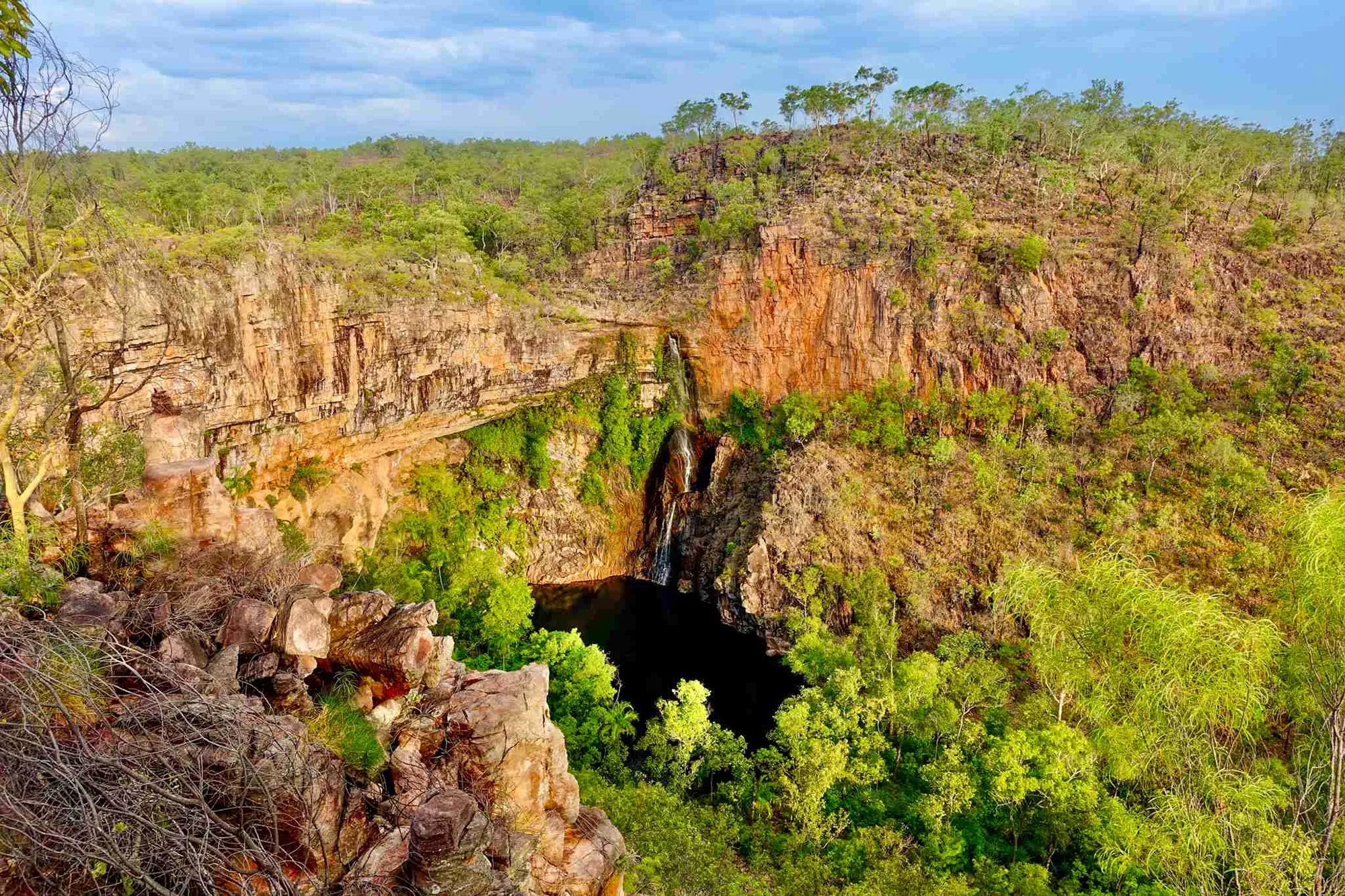 Panorama en hauteur sur la forêt et une cascade dans le parc national de Litchfield en Australie