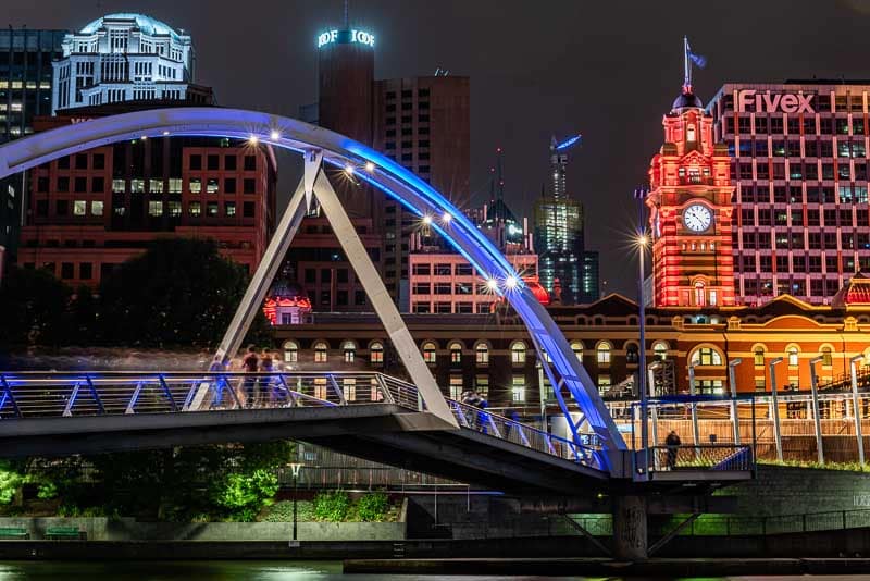 Pont piétonnier de nuit à Melbourne en Australie