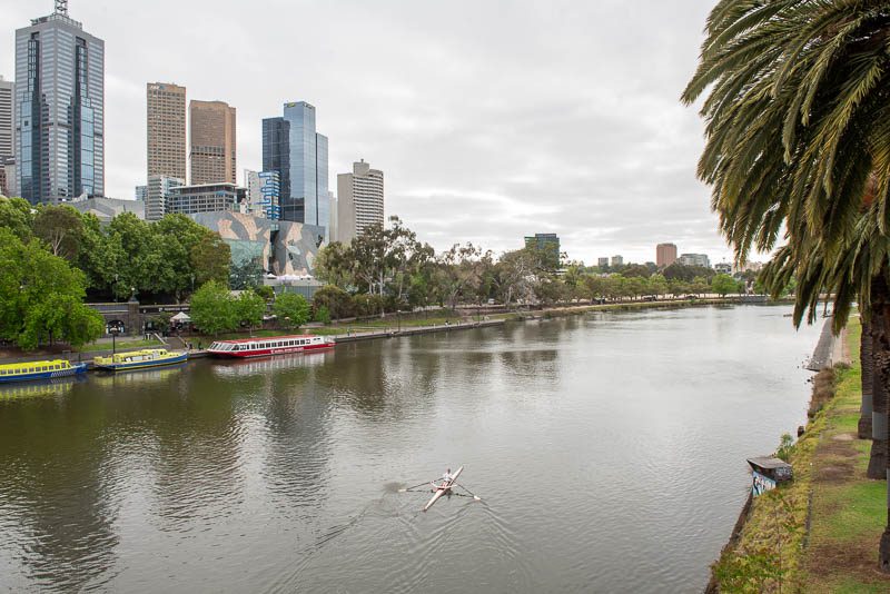 Aviron sur la Yarra River au centre de Melbourne en Australie