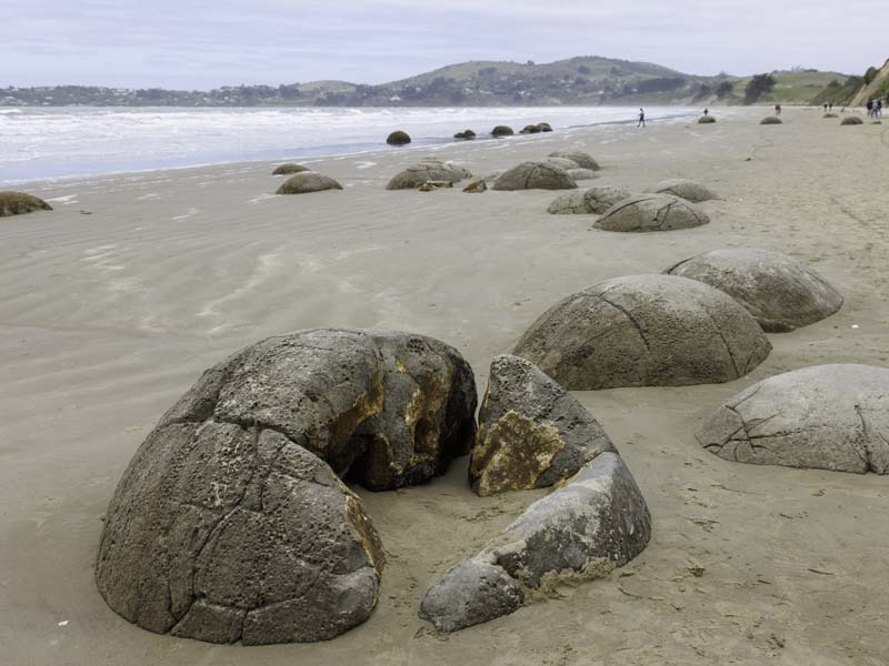 Rochers sphériques sur la plage de Moeraki, les Moeraki Boulders, en Nouvelle-Zélande