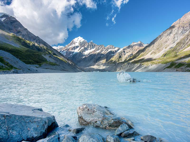 Lac Hooker et iceberg deavnt le mont Cook en Nouvelle-Zélande