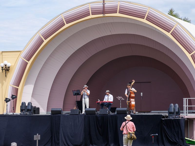 Musiciens jouant au festival Art Deco de Napier en Nouvelle-Zélande