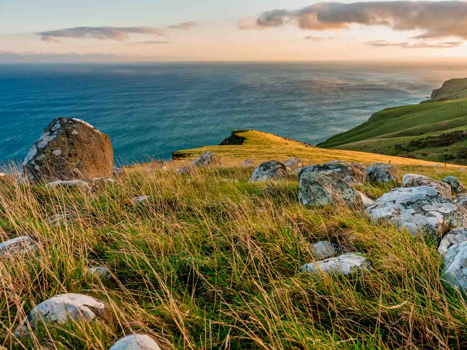 Coucher de soleil sur l'océan depuis la péninsule d'Otago en Nouvelle-Zélande