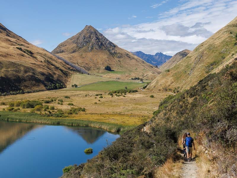 Randonneurs au bord du lac Moke à Queenstown en Nouvelle-Zélande