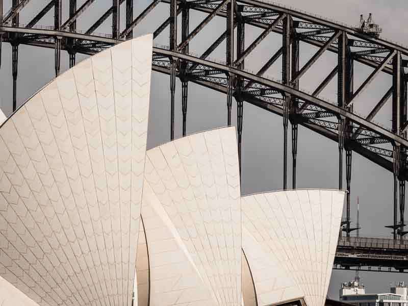 Vue rapprochée de l'opéra de Sydney et du pont en Australie