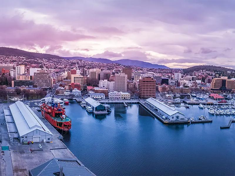 Vue du port d'Hobart au coucher du soleil en Tasmanie