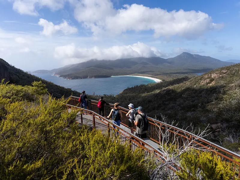 Marcheurs sur un point de vue admirant le parc national de Freycinet en Tasmanie