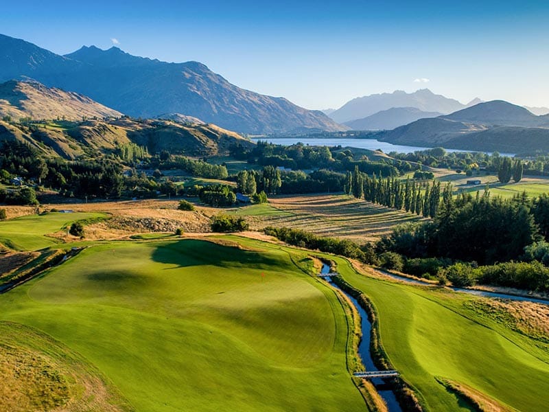 Vue aérienne d'un golf en Nouvelle-Zélande