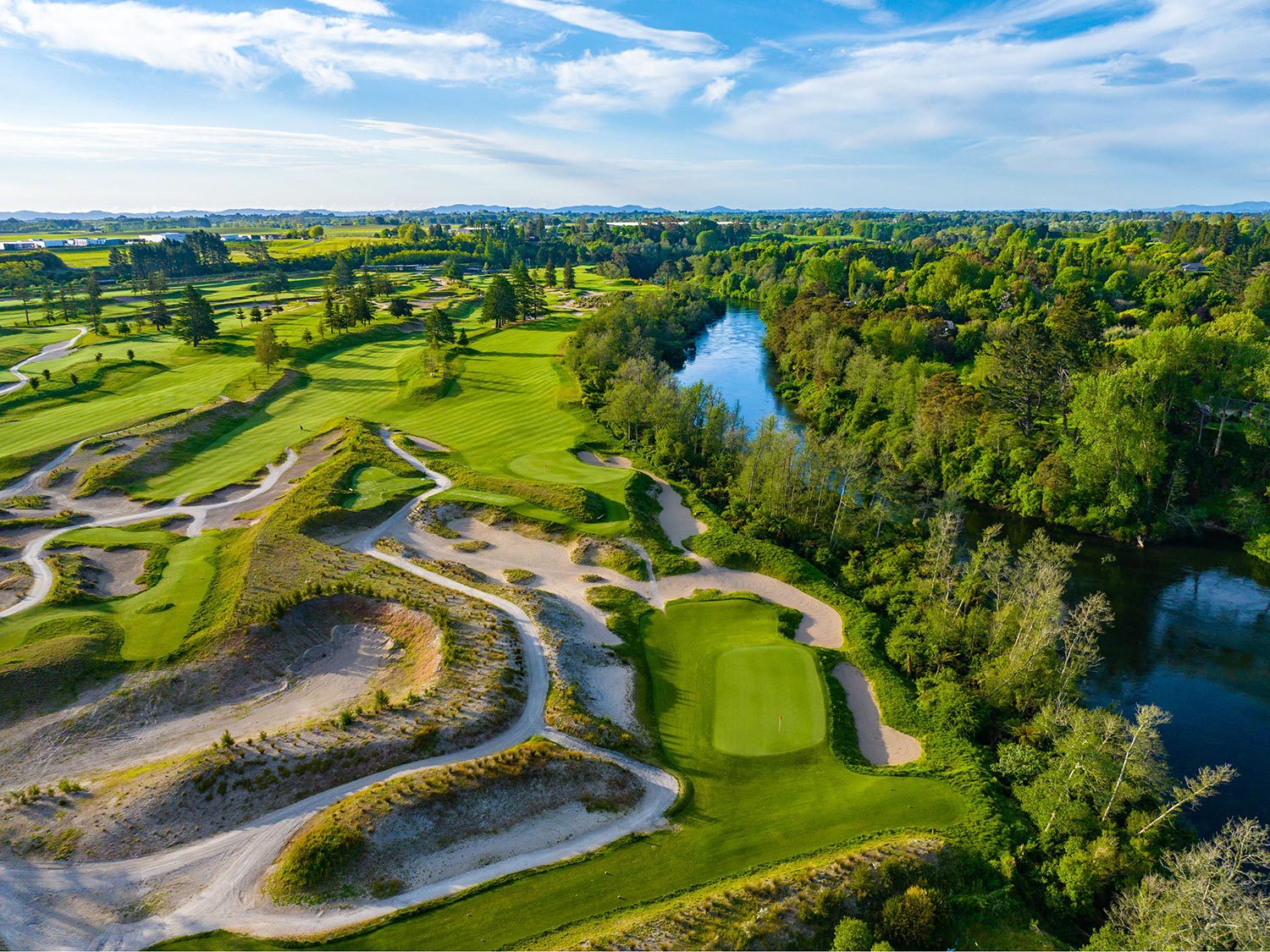 vue aérienne d'un golf et d'une rivière en Nouvelle-Zélande