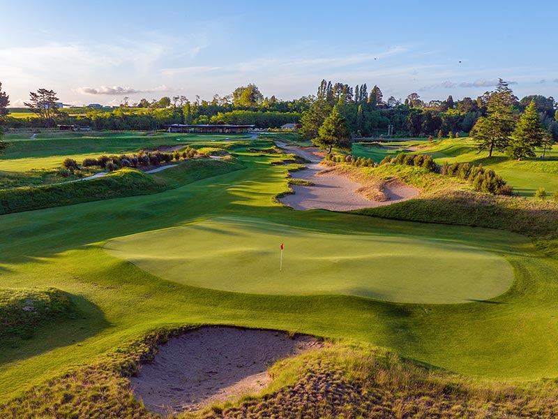 vue aérienne d'un golf en Nouvelle-Zélande