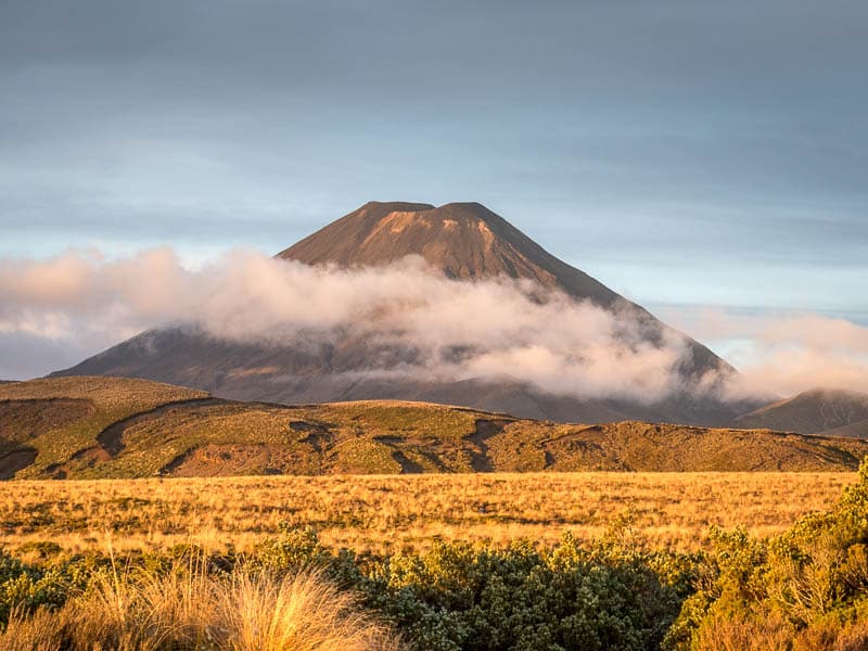 Coucher de soleil sur le volcan Ngauruhoe dans le parc national de Tongariro en Nouvelle-Zélande