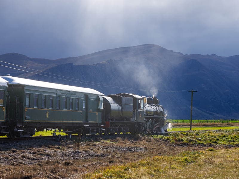 Train à vapeur dans les plaines du Southland en Nouvelle-Zélande