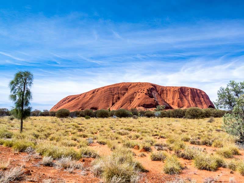 Rocher Uluru Ayers Rock et ciel bleu en Australie