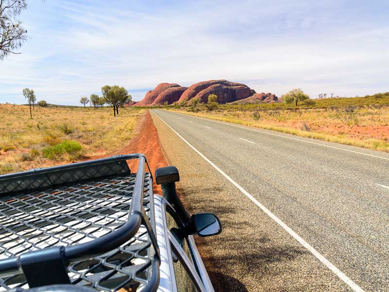 Voiture en bord de route en direction des Kata Tjuta en Australie