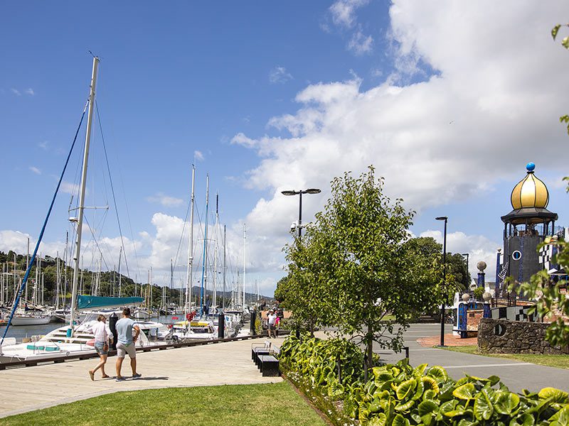 Promeneurs sur le port de Whangarei en Nouvelle-Zélande