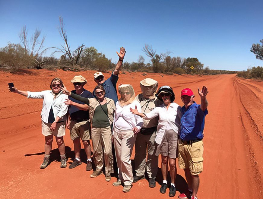 Groupe de touriste sur une piste rouge en Australie